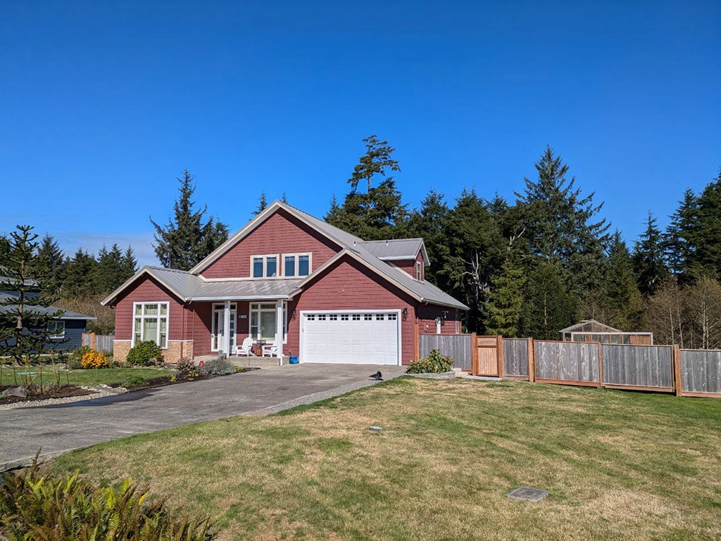 The Ilwaco Residence in Ilwaco, WA featuring ASC Building Products' Skyline Roofing® in Old Zinc Gray