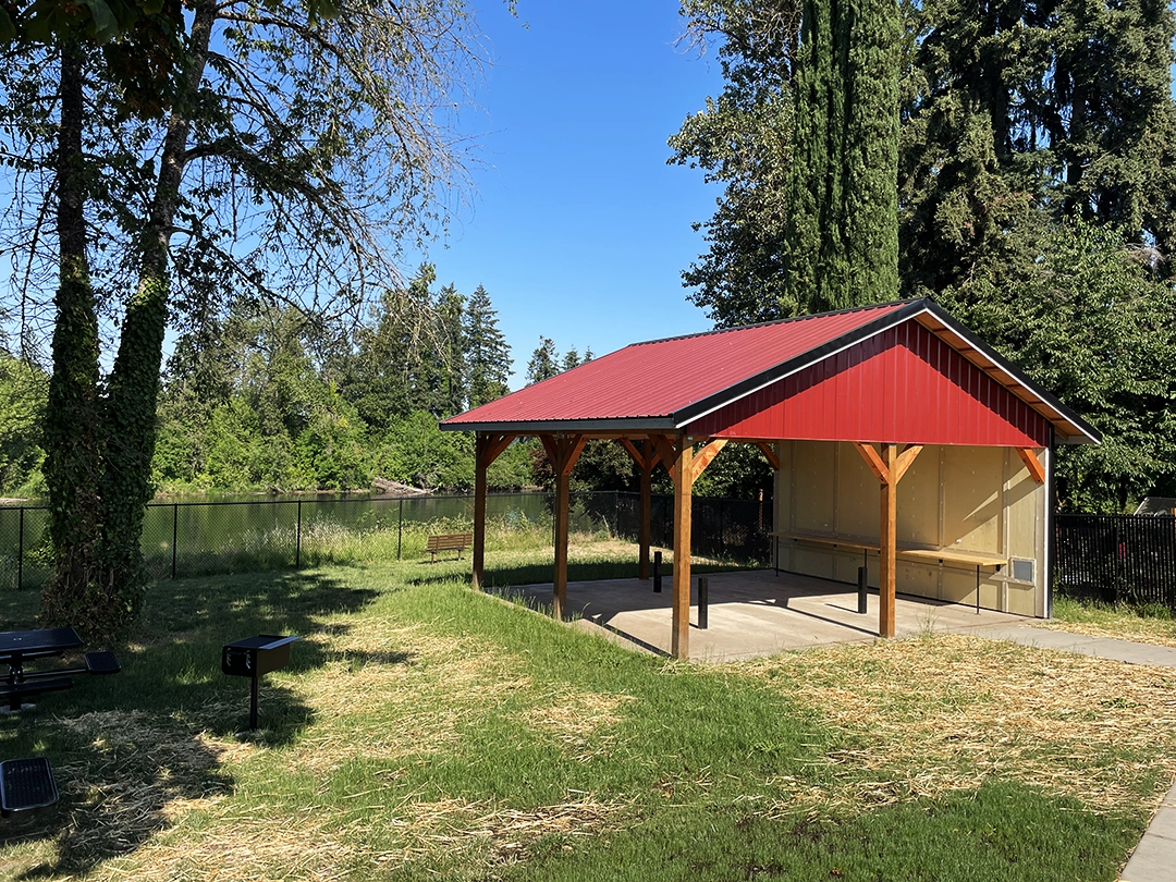 The Willamette River Park Picnic Area in Jefferson, OR, features Delta Rib™ III in Rustic Red & Matte Black trim.